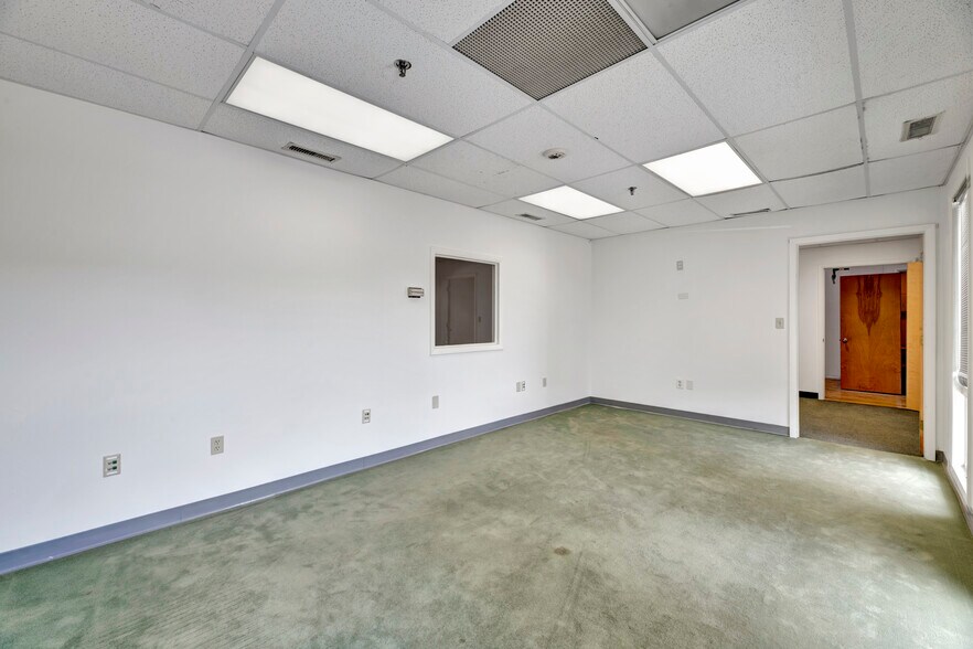 More Photos Of 201 Ruthar Dr, Newark Distribution For Lease