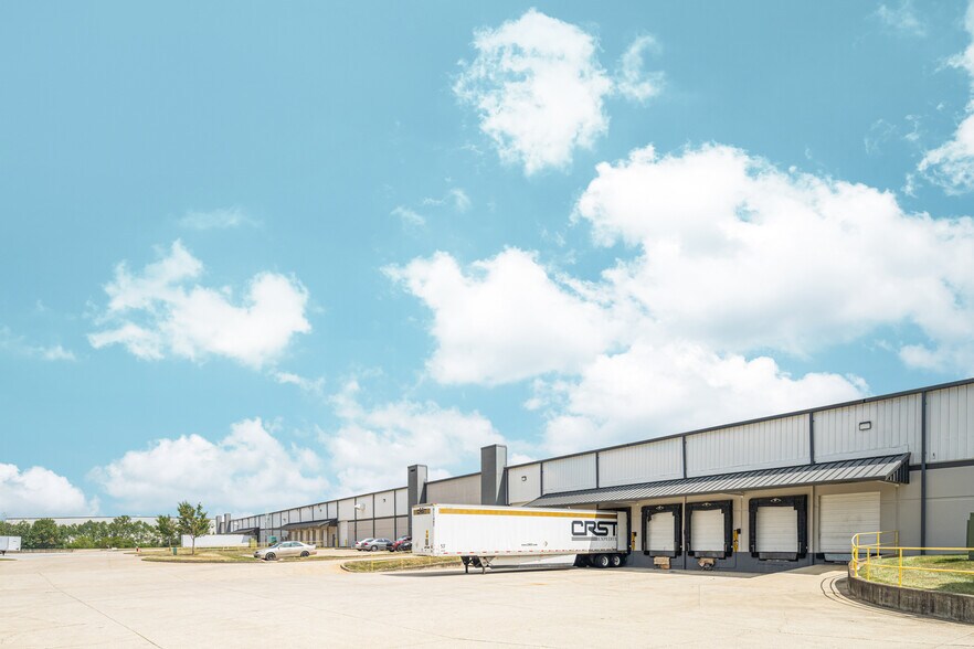 More Photos Of 7101 Intermodal Dr, Louisville Warehouse For Lease