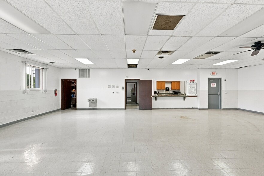 More Photos Of 12305 Beech Daly Rd, Taylor Flex For Lease