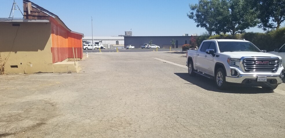 More Photos Of 2435 S K St, Tulare Bar For Sale