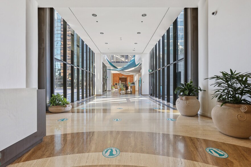 More Photos Of 300 Oceangate, Long Beach Office For Lease