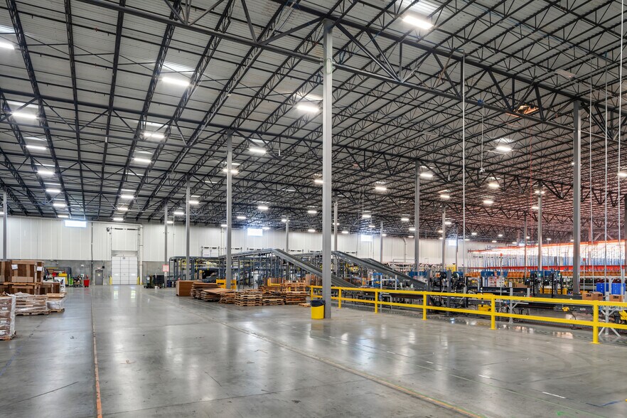 More Photos Of 7865 National Tpke, Louisville Distribution For Lease