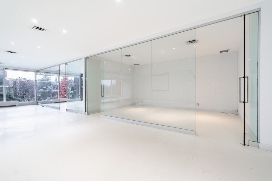 More Photos Of 570-572 Av Victoria, Saint-lambert Bank For Lease