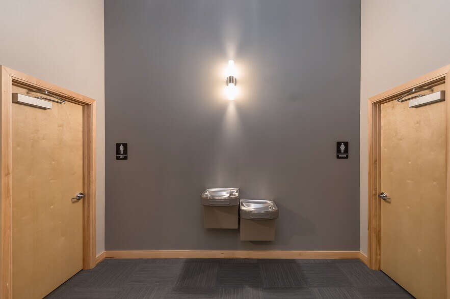 More Photos Of 913 Squalicum Way, Bellingham Distribution For Lease