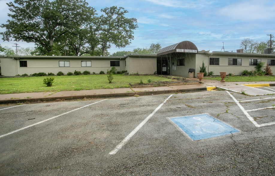 Primary Photo Of 707 N Waldrip St, Grand Saline Hospital For Sale