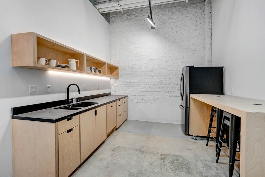 More Photos Of 718-726 Mateo St, Los Angeles Storefront Retail Office For Lease