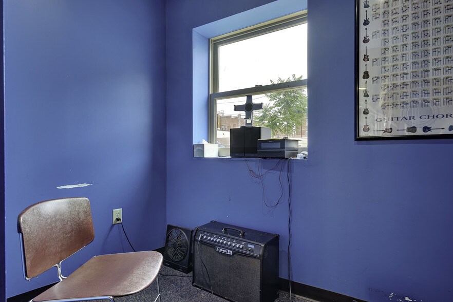 More Photos Of 1 W Main St, Somerville Freestanding For Lease