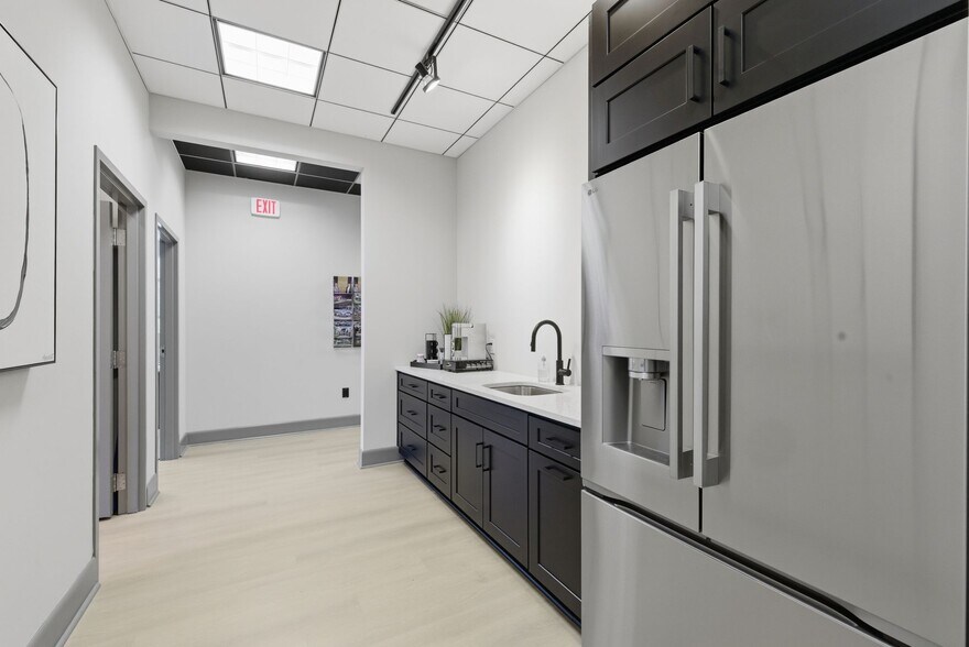 More Photos Of 142 S Cardigan Way, Mooresville Flex For Lease