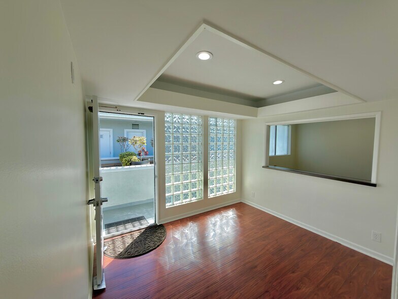 Primary Photo Of 15216 Vanowen St, Van Nuys Medical For Lease