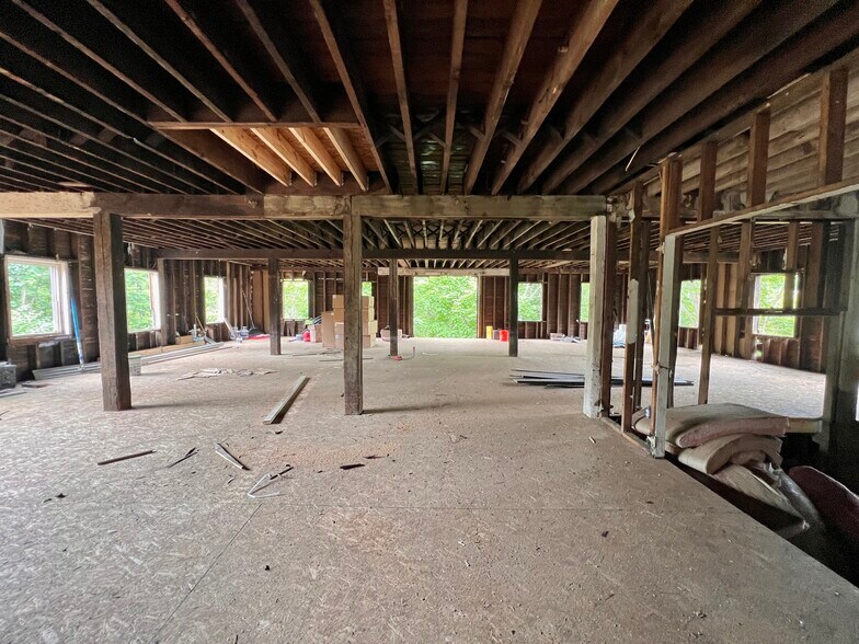 More Photos Of 74 Dambach Ave, Valencia Manufacturing For Lease