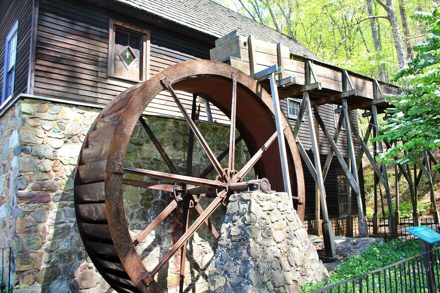 More Photos Of 683 Thomas Jefferson Pky, Charlottesville General Retail For Sale