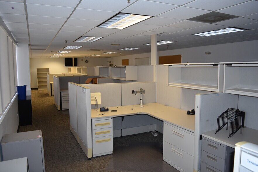 More Photos Of 2400 118th Ave N, Saint Petersburg Manufacturing For Sale