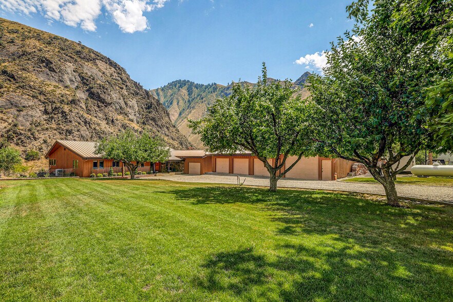 More Photos Of 420-422 Main Street St, Riggins Specialty For Sale