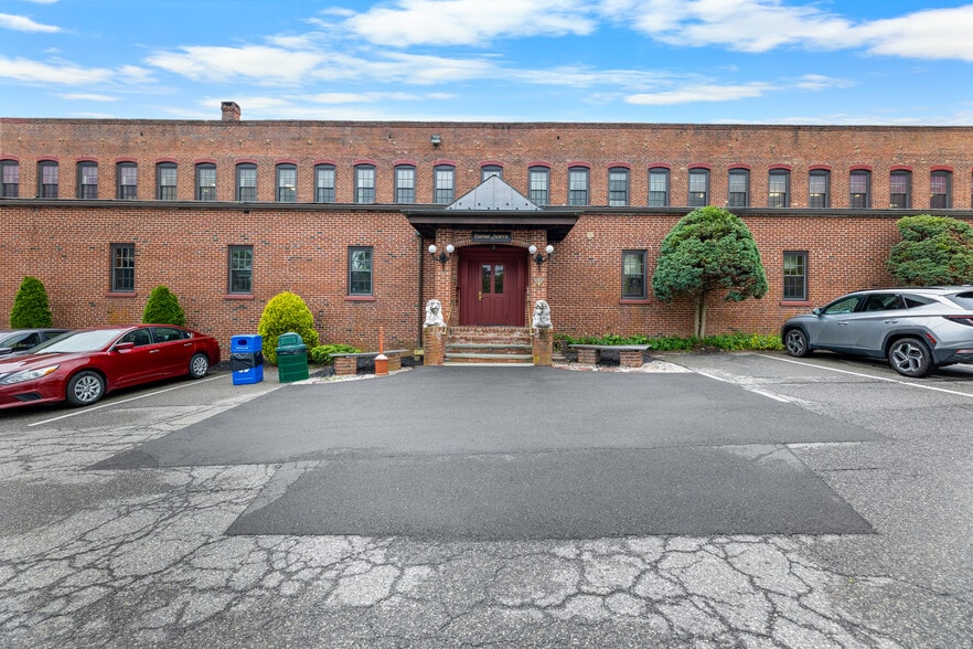 More Photos Of 84 Park Ave, Flemington Office For Lease