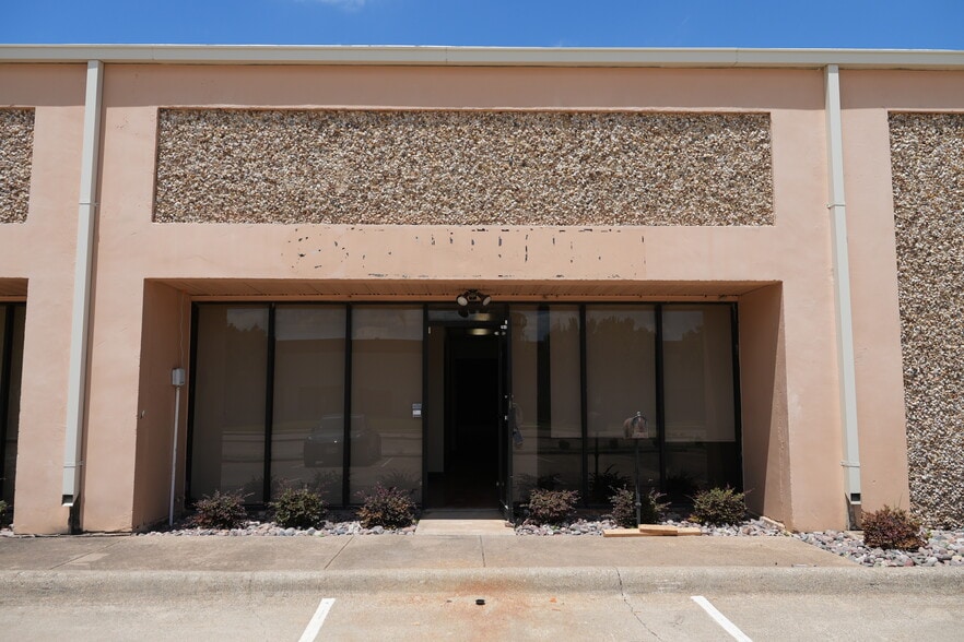 More Photos Of 501 Industrial Dr, Richardson Warehouse For Lease