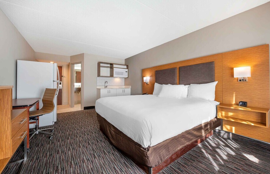 More Photos Of 3185 S Dirksen Pkwy, Springfield Hotel For Sale