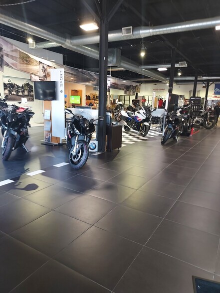 More Photos Of 2070 Jericho Tpke, New Hyde Park Auto Repair For Lease