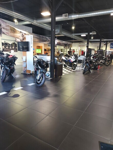 More Photos Of 2070 Jericho Tpke, New Hyde Park Auto Repair For Sale