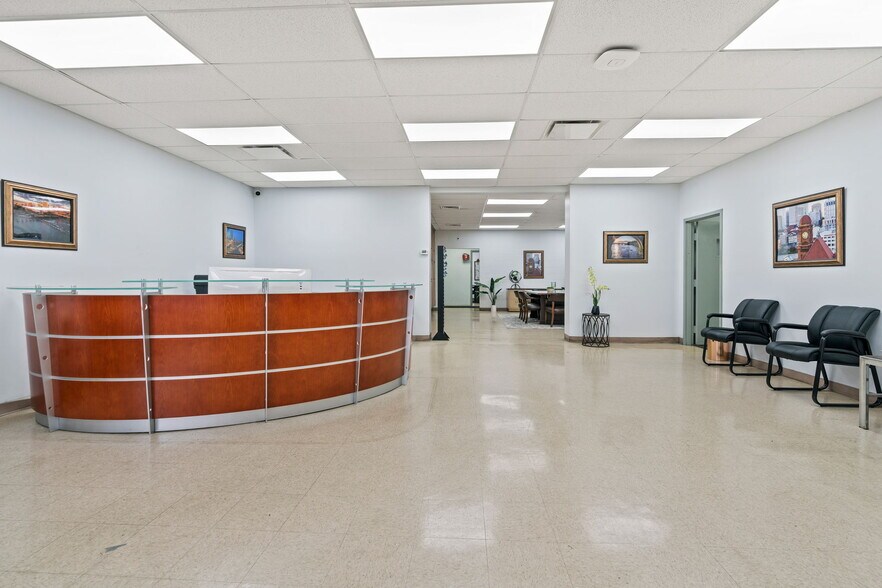 More Photos Of 1001 E 4th St, Richmond Showroom For Lease