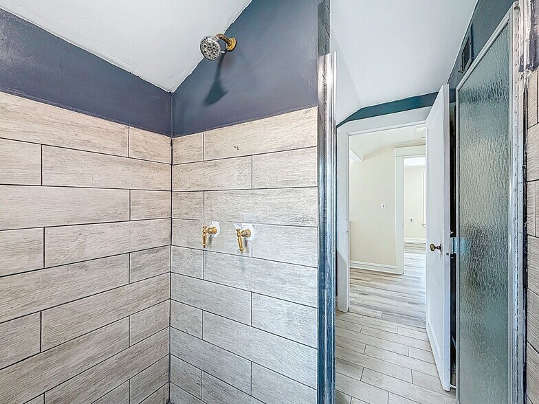 More Photos Of 301 N US Highway 41, Ruskin Office Residential For Lease