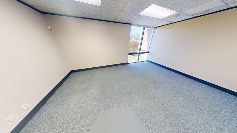 More Photos Of 9776 Whithorn Dr, Houston Showroom For Lease