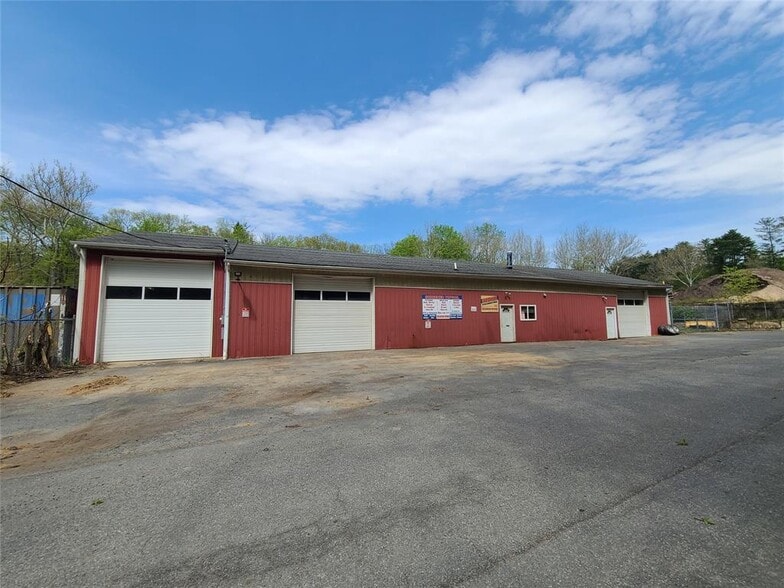 More Photos Of 26 Hook Rd, Sparrow Bush Distribution For Sale