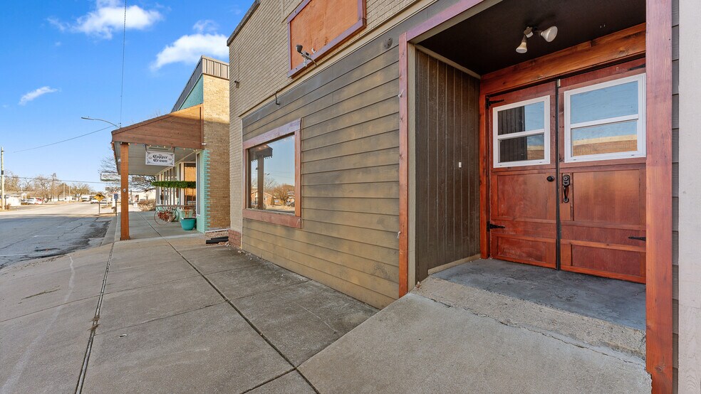 More Photos Of 117 W Walnut St, Rogers Restaurant For Lease