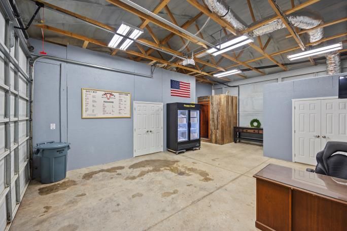 More Photos Of 3250 Dutch Valley Rd, Clinton Distribution For Sale