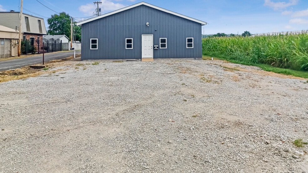 More Photos Of 605 Railroad St, Dupo Warehouse For Lease