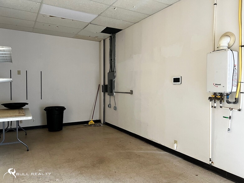 More Photos Of 923-995 Maple St, Carrollton General Retail For Lease