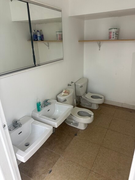 More Photos Of 7314 Yellowstone Blvd, Forest Hills Storefront Retail Residential For Lease