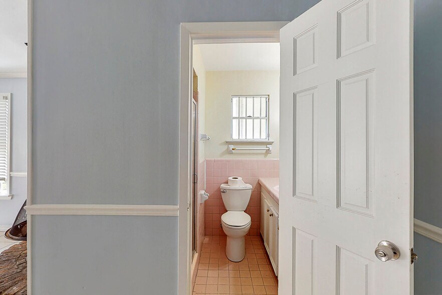 More Photos Of 5710 Edgemoor Dr, Houston Specialty For Sale