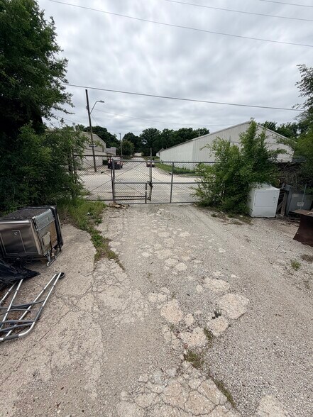 More Photos Of 1609 Crystal Ave, Kansas City Warehouse For Sale