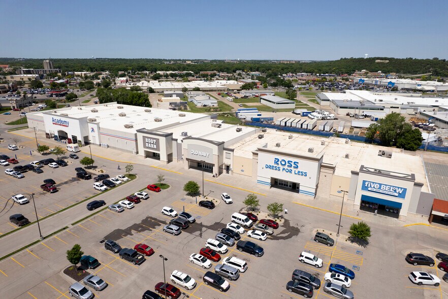 More Photos Of 401 E Poyntz Ave, Manhattan General Retail For Sale