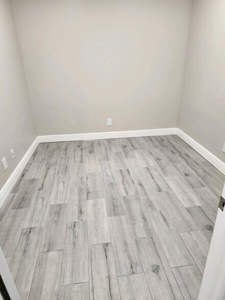 More Photos Of 2431 1st St, Fort Myers Office For Lease