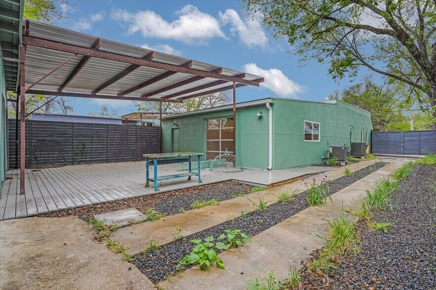 More Photos Of 2602 E Cesar Chavez St, Austin General Retail For Sale