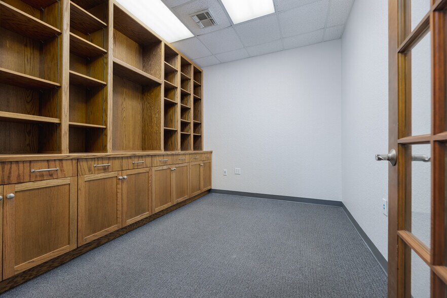 More Photos Of 12150 Valliant St, San Antonio Light Manufacturing For Lease