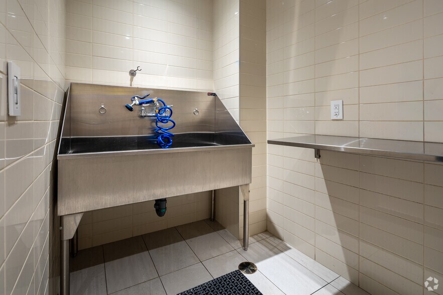 More Photos Of 150 Roehampton Ave, Toronto Apartments For Sale