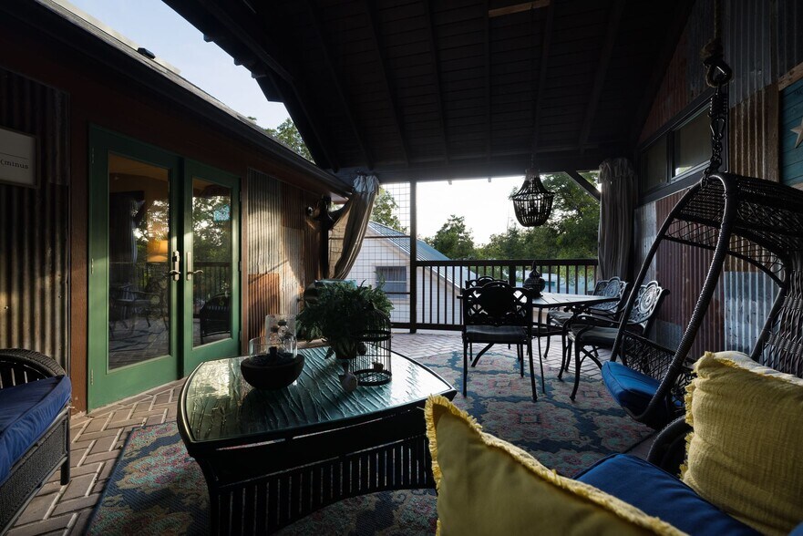 More Photos Of 504 Tivy St, Kerrville Flex For Sale