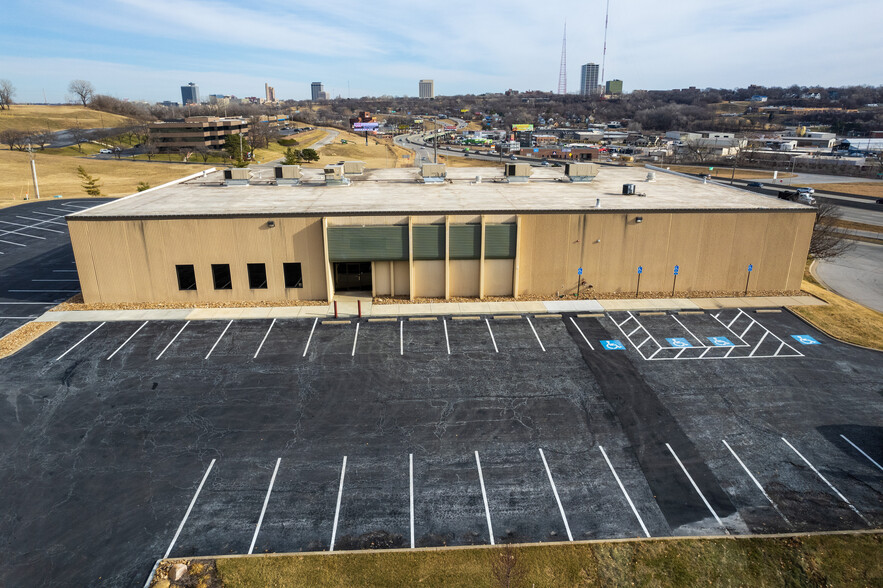 Primary Photo Of 1211 W Cambridge Circle Dr, Kansas City Warehouse For Lease