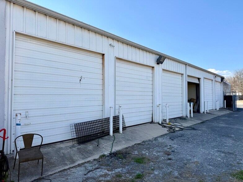 More Photos Of 5607 Kenwick St, San Antonio Showroom For Sale
