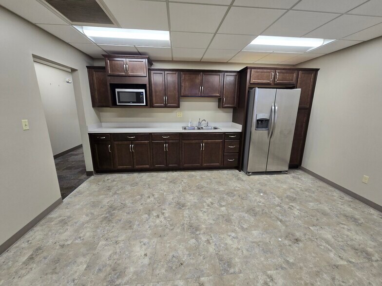 More Photos Of 2807 Sable Mill Rd, Jeffersonville Distribution For Lease