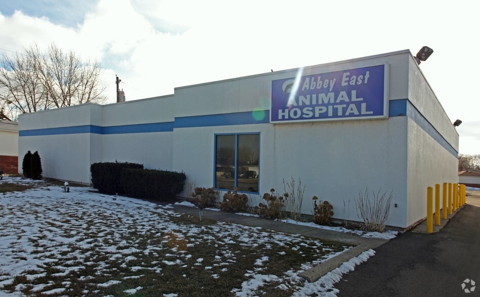 Primary Photo Of 2870 14 Mile Rd, Warren Medical For Sale