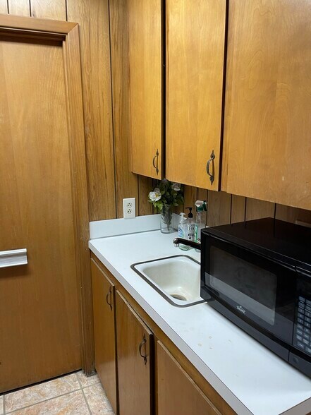 More Photos Of 2032 Wooddale Blvd, Baton Rouge Office For Lease