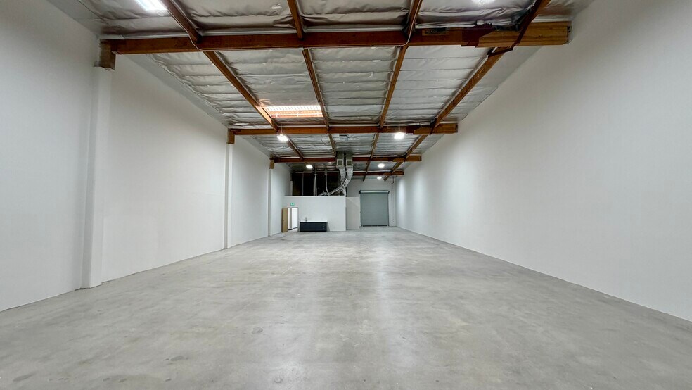 More Photos Of 18320-18330 Oxnard St, Tarzana Unknown For Lease