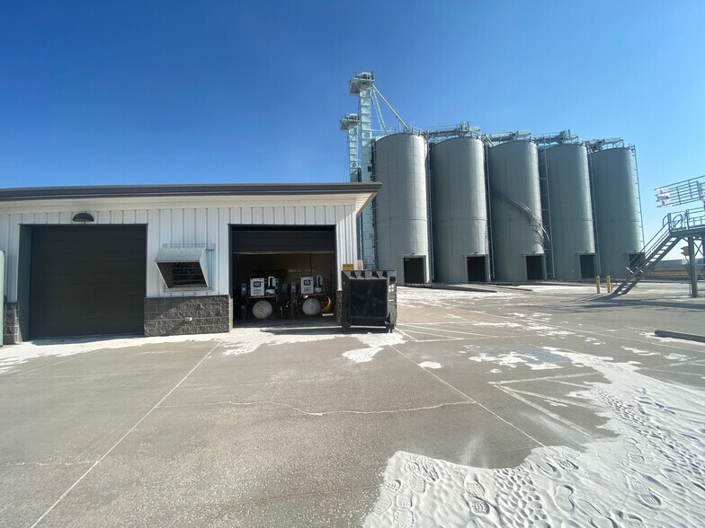 More Photos Of 31005 Great Western Dr, Windsor Manufacturing For Sale