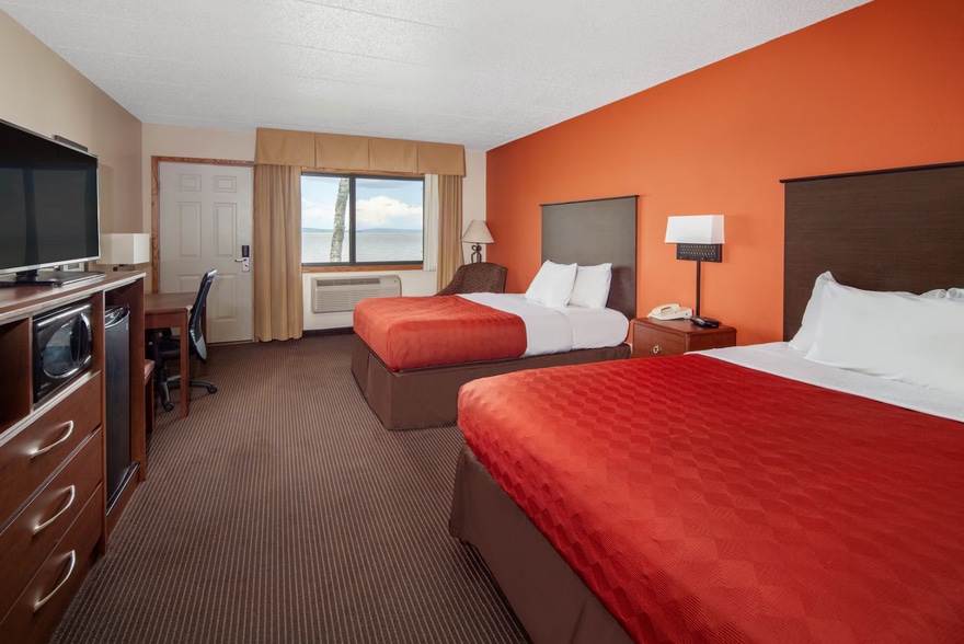 More Photos Of 3009 Lakeshore Dr E, Ashland Hotel For Sale
