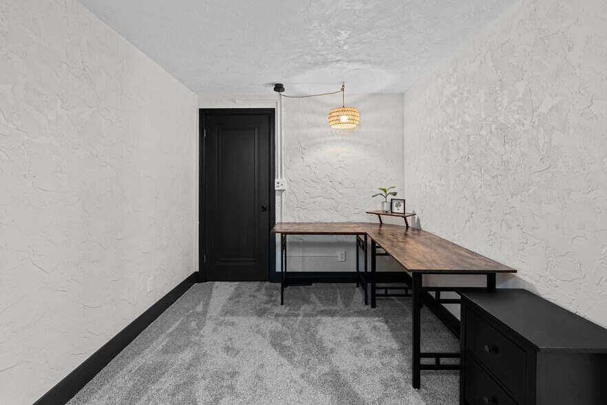 More Photos Of 2400 24th St, Rock Island Office Residential For Lease