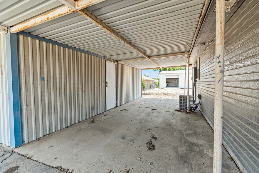 More Photos Of 105 W Walnut St, Hillsboro Flex For Sale
