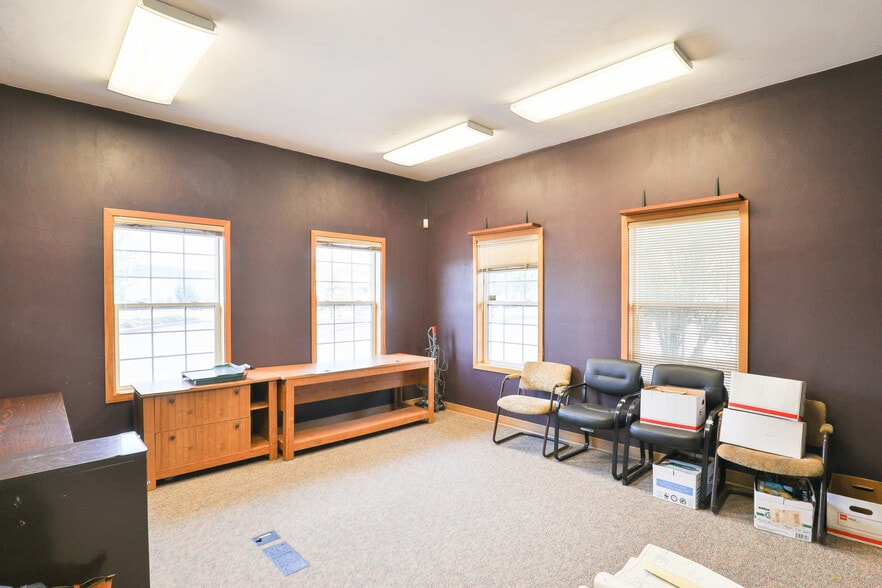 More Photos Of 107 W Q St, Springfield Office For Sale